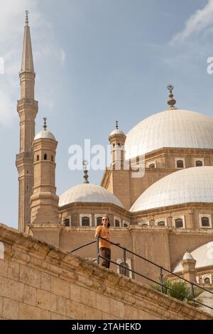 Ein Tourist, der die alte Zitadelle und die Muhammad-Ali-Moschee besucht Stockfoto