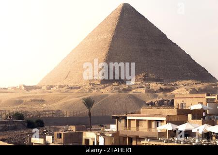 Sonnenuntergang an den Pyramiden von Gyza mit Stadtbild, Ägypten Stockfoto