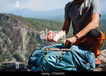 Nehmen Sie einen Verbandskasten in einem Rucksack mit auf eine Reise. Stockfoto