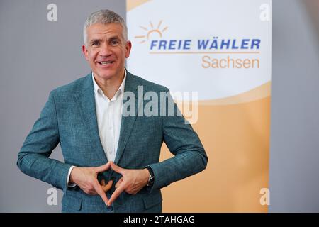 Grimma, Deutschland. Dezember 2023. Matthias Berger (nicht-Partei), steht vor einem Roll-up mit dem Logo der Partei, nachdem er als führender Kandidat der Freien Wähler (FW) für die Landtagswahl 2024 nominiert wurde. Berger wurde 2001 hauptamtlicher Bürgermeister und ist seit 2008 Bürgermeister von Grimma. Die Freien Wähler (FW) in Sachsen haben sich in ihrem Programm für die Landtagswahl 2024 auf ländliche Gebiete und kommunale Finanzen konzentriert. Quelle: Jan Woitas/dpa/Alamy Live News Stockfoto