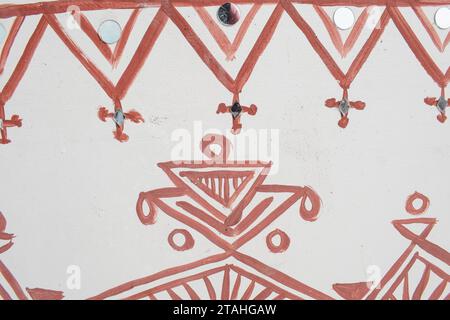 Bheenth Chitra, einzigartiges Wandgemälde von Geru, ein spezielles rotes Pulver. Geometrische Wandmalerei in Kutch, Gujarat Stockfoto