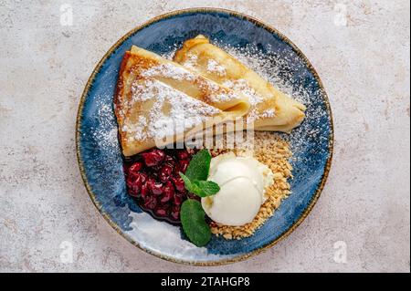 Pfannkuchen mit Kirschmarmelade und Frischkäse Stockfoto