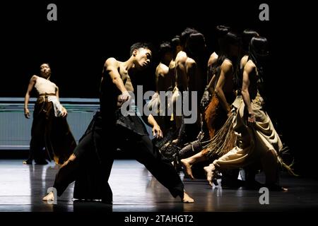Cloud Gate Dance Theatre of Taiwan in der Aufführung von „Lunar Halo“ in Sadler's Wells, choreografiert von Cheng Tsung-Lung in Zusammenarbeit mit Sigur Rós, am 29. November 2023 © Chantal Guevara, alle Rechte vorbehalten Stockfoto