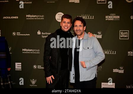 Maximilian Seitz und Falk Willy Wild bei der Strassenfeger Charity Aktion 2023 von Maximilian Seitz in der Mall von Berlin. Berlin, 30.11.2023 Stockfoto