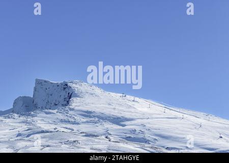 Schneebedeckter Berg, hoch auf dem veleta-Gipfel, in der betischen Gebirgskette Stockfoto