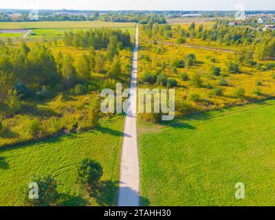 Aus der Vogelperspektive einer Landstraße mit in gelb und orange Herbst für Stockfoto