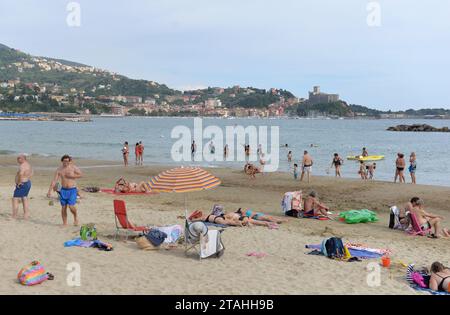 SAN TERENZO, LERICI, ITALIEN - 13. JUNI 2016: Menschen, die sich am Strand San Terenzo (St. Terenzo) in der Nähe des Lerici, Ligurien, Italien entspannen Stockfoto