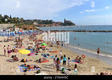 LERICI, ITALIEN - 13. JUNI 2016: Menschen, die sich am Strand Lerici, Ligurien, Italien entspannen Stockfoto