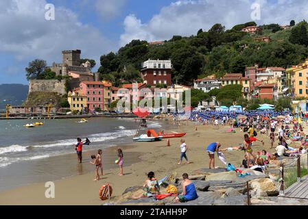 SAN TERENZO, LERICI, ITALIEN - 16. JUNI 2016: Der Strand von San Terenzo (St. Terenzo) ist an einem Junitag mit Badegästen überfüllt. Stockfoto