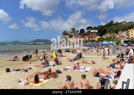 SAN TERENZO, LERICI, ITALIEN - 16. JUNI 2016: Der Strand von San Terenzo (St. Terenzo) ist an einem Junitag mit Badegästen überfüllt. Stockfoto