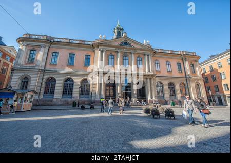 Touristen bewundern das historische Stockholmer Börsengebäude. Das Gebäude in der Altstadt ist die Heimat der schwedischen Akademie. Stockfoto