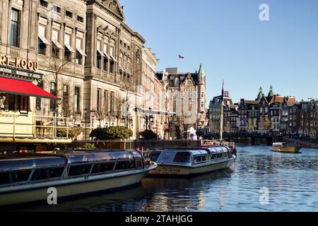 Ein malerischer Blick auf die historischen Kanäle von Amsterdam, Niederlande mit seiner ikonischen Architektur Stockfoto