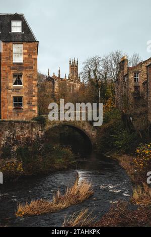 Das Wasser von Leith fließt durch Dean Village, Edinburgh, Schottland. Stockfoto