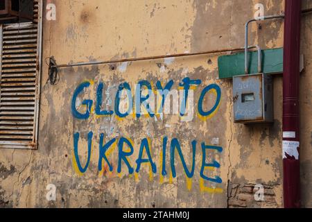 pro-ukrainische Graffiti/Flaggen in den Straßen von tiflis, Georgien Stockfoto