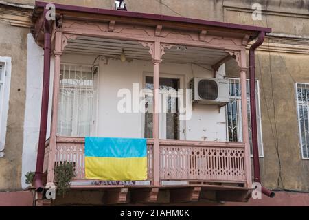 pro-ukrainische Graffiti/Flaggen in den Straßen von tiflis, Georgien Stockfoto