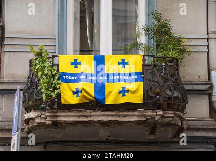 pro-ukrainische Graffiti/Flaggen in den Straßen von tiflis, Georgien Stockfoto