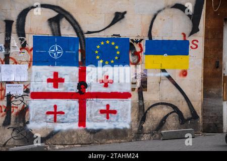 pro-ukrainische Graffiti/Flaggen in den Straßen von tiflis, Georgien Stockfoto