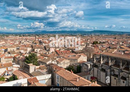 Une vue des toits en tuile de la vieille ville de tarascon depuis le Chateau / Blick auf die Ziegeldächer der Altstadt von tarascon vom Schloss aus Stockfoto