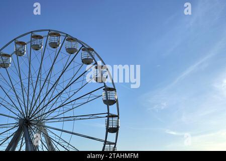 Clacton-on-Sea, Großbritannien 11 29 2023 : Blick auf das Riesenrad am Clacton Pier. Die Tourismussaison ist mit den kälteren Tagen zu Ende. Stockfoto