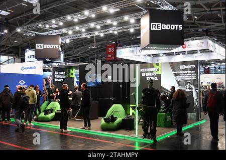 Die ISPO, Internationale Fachmesse und weltgrösste jährliche Multi-Segment-Messe für Sportartikel und Sportmode auf der Messe München. Foto: Messestand Reboots, Recovery Boots *** ISPO, Internationale Fachmesse und die weltweit größte jährliche Mehrsegmentmesse für Sportartikel und Sportmode auf der Messe München Fotostand Reboots, Recovery Boots Stockfoto