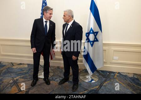 Tel Aviv, Israel. Juli 2023. US-Außenminister Antony blinzelte, plaudert mit dem israelischen Oppositionsführer Yair Lapid, rechts, vor einem bilateralen Treffen, um den Krieg gegen die Hamas am 30. November 2023 in Tel Aviv, Israel zu diskutieren. Quelle: Chuck Kennedy/US State Department/Alamy Live News Stockfoto