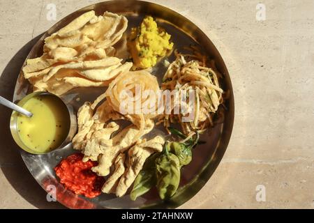 Gujarati Spezialgericht Fafda Jalebi mit Traitional Papaya Chutney. Gaanthiya Fafda mit Besan Kadhi serviert auf Thaali Stockfoto