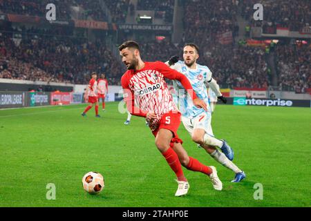 Freiburg, Deutschland. November 2023 30. Manuel Gulde (SC Freiburg) enteilt seinem Gegenspieler beim Spiel der Fussball-Europa-League - Gruppenphase: SC Freiburg vs Olympiakos Piräus Credit: dpa/Alamy Live News Stockfoto