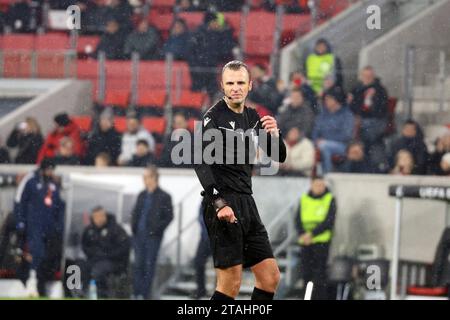 Freiburg, Deutschland. November 2023 30. Schiedsrichter: Irfan Peljto (Bosnien-Herzegowina/BIH) beim Spiel der Fussball-Europa-League - Gruppenphase: SC Freiburg vs Olympiakos Piräus Credit: dpa/Alamy Live News Stockfoto