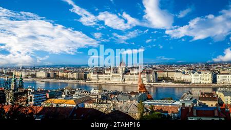 Ungarisches Parlamentsgebäude in Budapest, herrlicher Blick von der Fischerbastei Stockfoto