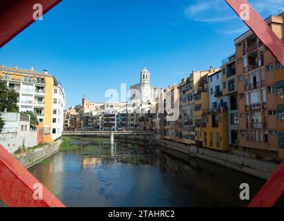 Malerischer Blick von der Eiffelbrücke auf den Fluss Onyar und die historische Altstadt von Girona, Katalonien, Spanien Stockfoto