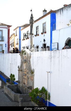 Stadt Obidos, Chafariz da Praca de Santa Maria (Brunnen des Platzes Santa Maria). Estremadura, Leiria, Portugal. Stockfoto