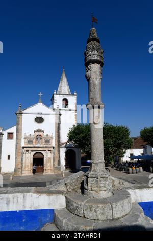 Obidos, Pillory und Kirche Santa Maria (16. Jahrhundert). Estremadura, Leiria, Portugal. Stockfoto