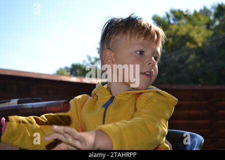 Kinder haben Spaß in Riesenrad mit Ketten, Karussell Ski Flyer im Vergnügungspark in Targoviste, Rumänien, 2020. Hochwertiges Foto Stockfoto