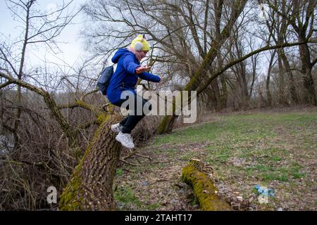 Kinder haben Spaß in Riesenrad mit Ketten, Karussell Ski Flyer im Vergnügungspark in Targoviste, Rumänien, 2020. Hochwertiges Foto Stockfoto