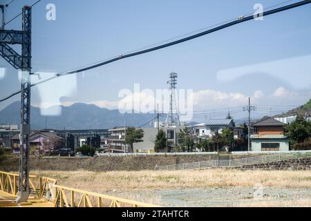 Blick auf den Fuji vom Fenster des Zuges (Limited Express Romancecar, Odakyu Railway) von Tokio nach Hakone, Japan. Stockfoto