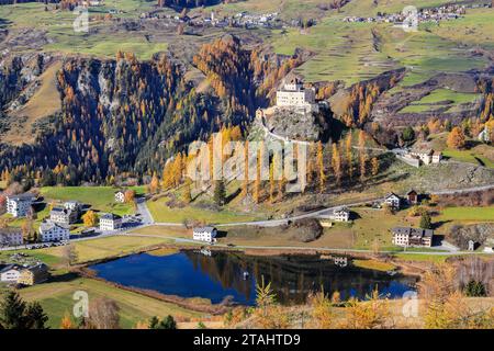 Scoul, Siwtzerland - Oktober 30. 2022: Blick auf das Schloss Tarasp in herbstlicher prächtiger Farbe Stockfoto