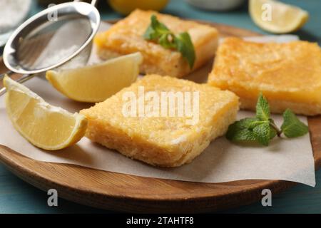 Leckere Zitronenriegel und Minzbonbons auf dem Tisch, Nahaufnahme Stockfoto