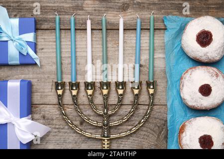 Flache Lay-Komposition mit Hanukkah Menora und Geschenkboxen auf Holztisch Stockfoto