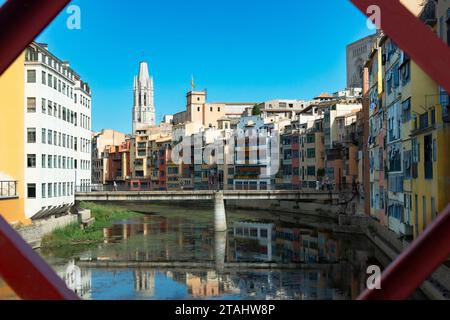 Malerischer Blick von der Eiffelbrücke auf den Fluss Onyar und die historische Altstadt von Girona, Katalonien, Spanien Stockfoto