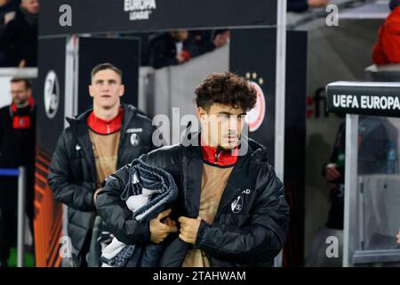 Freiburg, Deutschland. November 2023 30. Mika Joel Baur (SC Freiburg) Stand im Kader beim Spiel der Fussball-Europa-League - Gruppenphase: SC Freiburg vs Olympiakos Piräus Credit: dpa/Alamy Live News Stockfoto