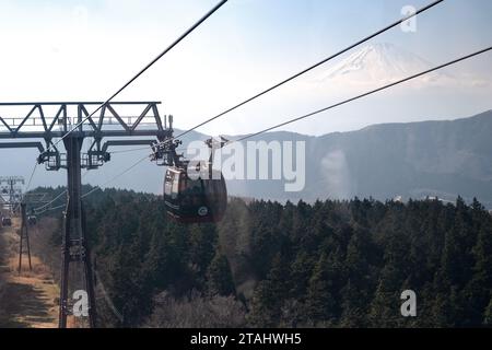 Blick von der Hakone Seilbahn zwischen dem Bahnhof Tōgendai und Owakudani, Hakone, Japan, mit Blick auf den Fuji durch Dunst. Stockfoto