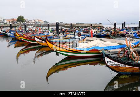 Torreira Hafen mit typischen Moliceiros. Murtosa, Aveiro Stuary, Portugal. Stockfoto