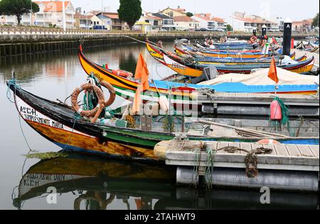 Torreira Hafen mit typischen Moliceiros. Murtosa, Aveiro Stuary, Portugal. Stockfoto