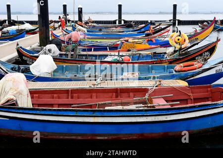 Torreira Hafen mit typischen Moliceiros. Murtosa, Aveiro Stuary, Portugal. Stockfoto