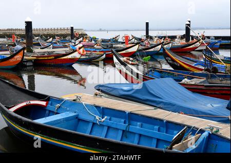 Torreira Hafen mit typischen Moliceiros. Murtosa, Aveiro Stuary, Portugal. Stockfoto