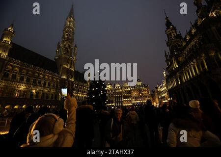 Brüssel, Hauptstadt Brüssel, Belgien. November 2023 30. Eine Frau fotografiert den mit Lichtern und einem Weihnachtsbaum geschmückten Grand Place in Brüssel, Belgien, am 30. November 2023. (Kreditbild: © Valeria Mongelli/ZUMA Press Wire/Alamy Live News) NUR REDAKTIONELLE VERWENDUNG! Nicht für kommerzielle ZWECKE! Stockfoto