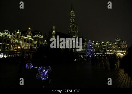 Brüssel, Hauptstadt Brüssel, Belgien. November 2023 30. Die Menschen spazieren auf dem Grand Place, der mit Lichtern und einem Weihnachtsbaum geschmückt ist, in Brüssel, Belgien, am 30. November 2023. (Kreditbild: © Valeria Mongelli/ZUMA Press Wire/Alamy Live News) NUR REDAKTIONELLE VERWENDUNG! Nicht für kommerzielle ZWECKE! Stockfoto