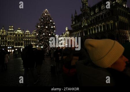 Brüssel, Hauptstadt Brüssel, Belgien. November 2023 30. Die Menschen spazieren auf dem Grand Place, der mit Lichtern und einem Weihnachtsbaum geschmückt ist, in Brüssel, Belgien, am 30. November 2023. (Kreditbild: © Valeria Mongelli/ZUMA Press Wire/Alamy Live News) NUR REDAKTIONELLE VERWENDUNG! Nicht für kommerzielle ZWECKE! Stockfoto