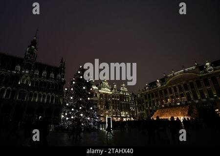 Brüssel, Hauptstadt Brüssel, Belgien. November 2023 30. Die Menschen spazieren auf dem Grand Place, der mit Lichtern und einem Weihnachtsbaum geschmückt ist, in Brüssel, Belgien, am 30. November 2023. (Kreditbild: © Valeria Mongelli/ZUMA Press Wire/Alamy Live News) NUR REDAKTIONELLE VERWENDUNG! Nicht für kommerzielle ZWECKE! Stockfoto