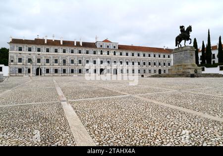 Vila Vicosa, Paco Ducal (16. Jahrhundert) und Reiterstatue von Joao IV., Herzog von Braganca und König. Evora, Alentejo, Portugal. Stockfoto